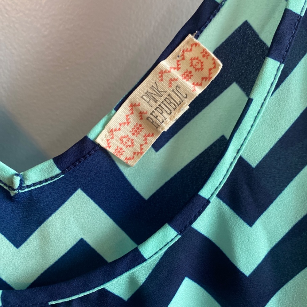 Chevron Patterned Long Top - Picture 2 of 4